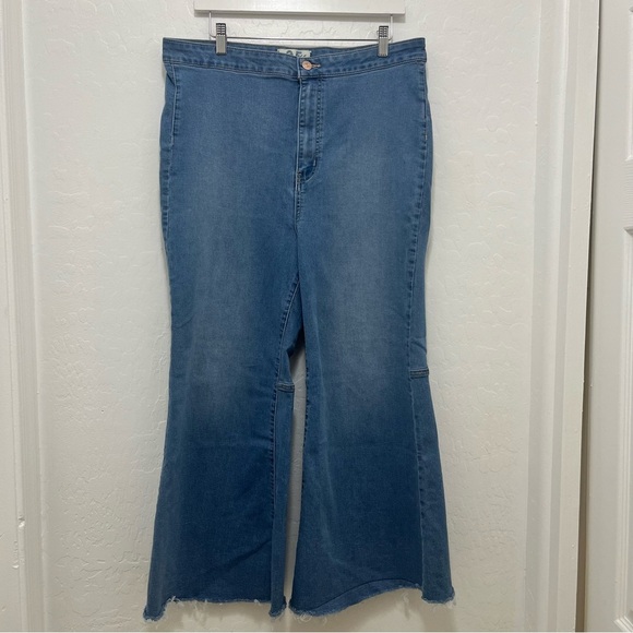 We The Free Just Float On Flare Jeans Stretch Curvy Size 35 - Picture 1 of 8